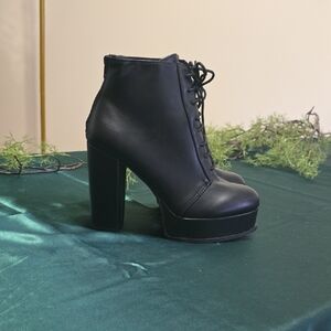 Divided Black Heeled Boots with Lace-up Design
